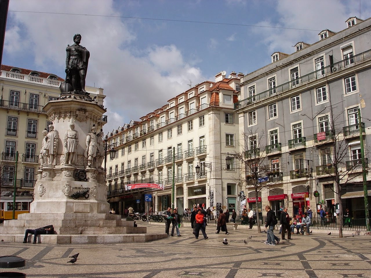 Praça Luis de Camões Praça Luis de Camões